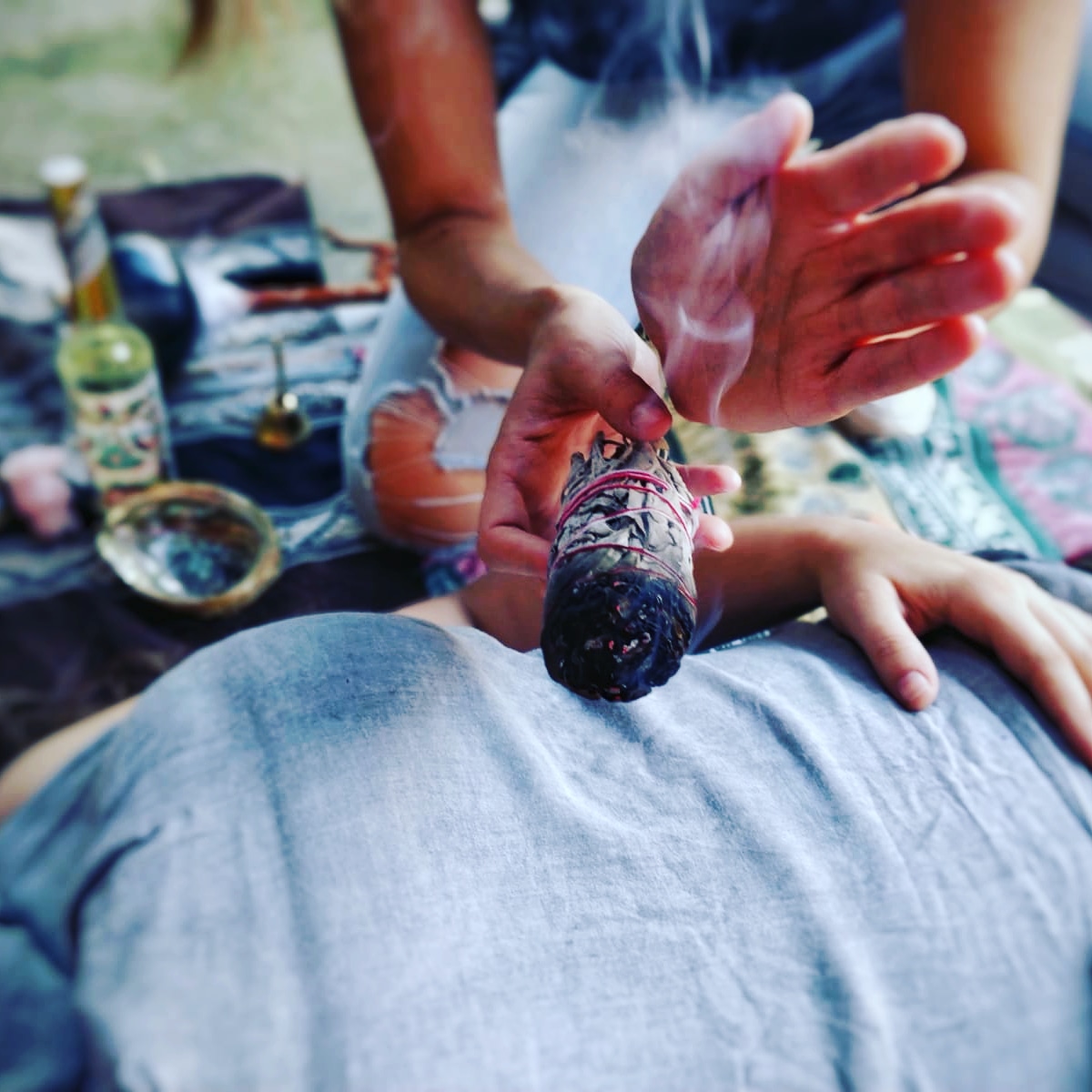 Elemento ritual de salvia en proceso de limpieza energética