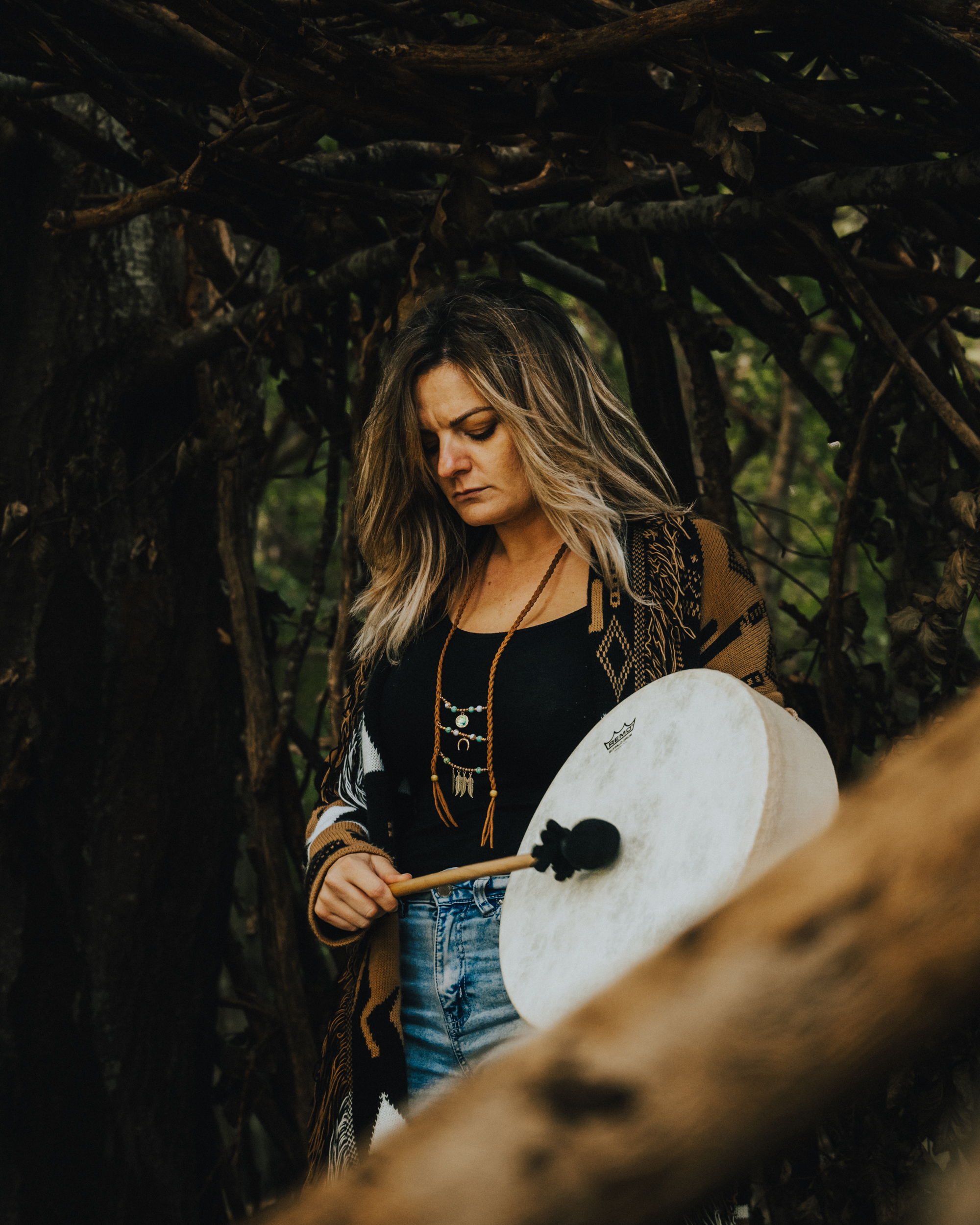 Maria Gómez con tambor en un entorno natural durante el curso de chamanismo urbano